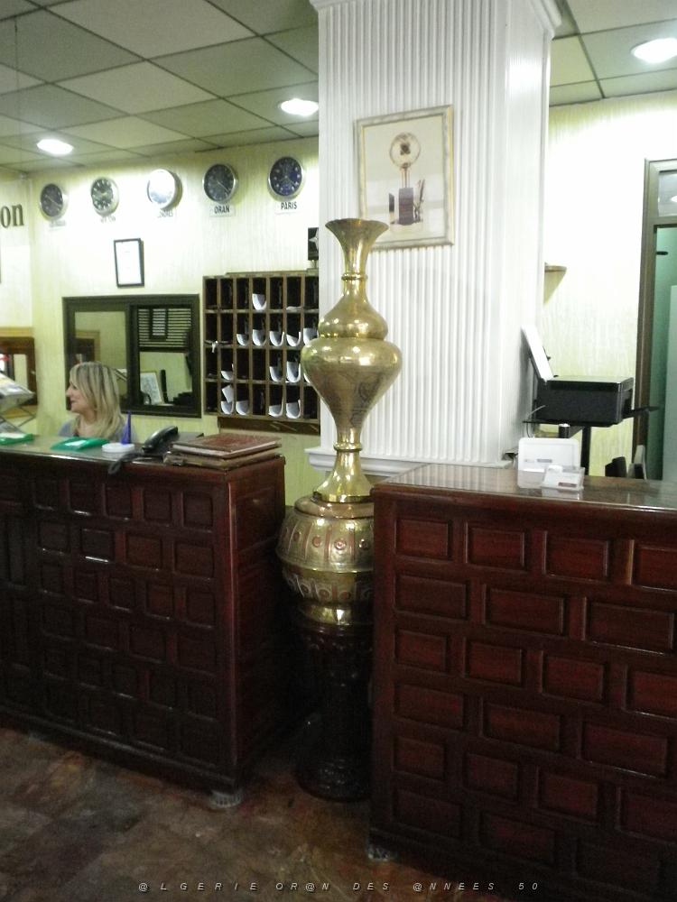 1921 tres beau vase dans la salle de l'hotel timgad a oran.JPG